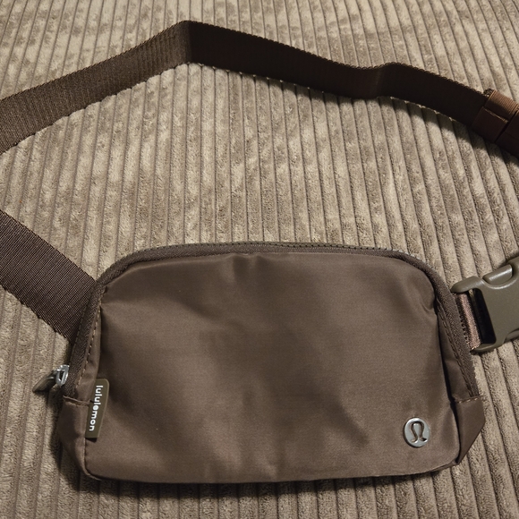137. Lululemon Everywhere Belt Bag – Brown – NWOT - Picture 1 of 4